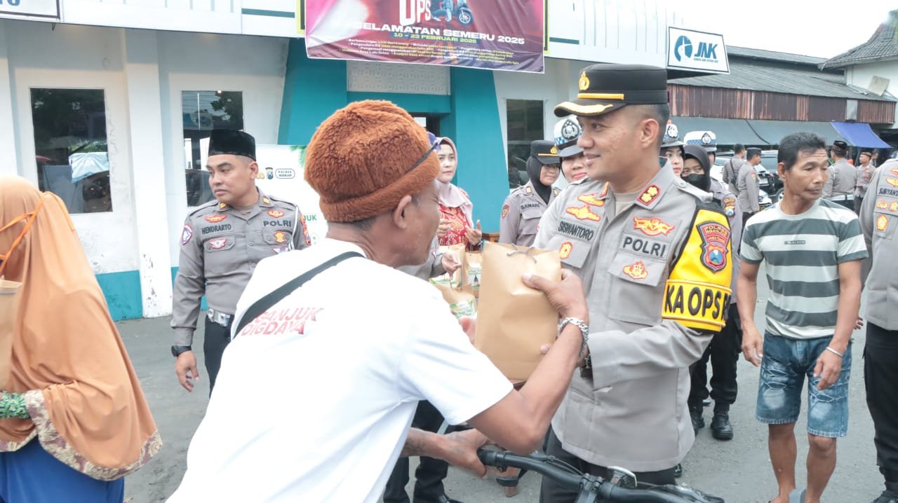 Berkah Ramadan, Kapolres Nganjuk bersama Jajaran Bagikan Ratusan Paket Takjil