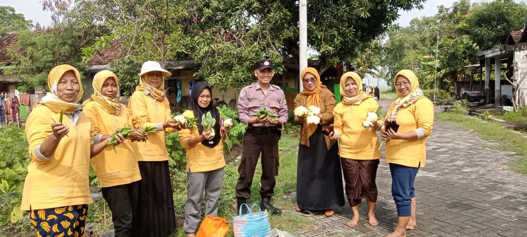 Polsek Lengkong Panen Kedua dalam Program Pemanfaatan Pekarangan Lestari