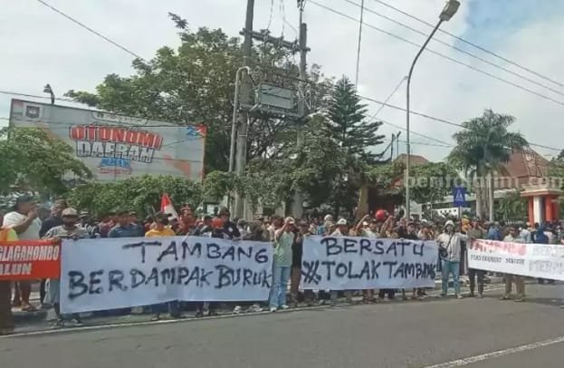 RATUSAN PETANI GERUDUK KANTOR DPRD KAB BLITAR