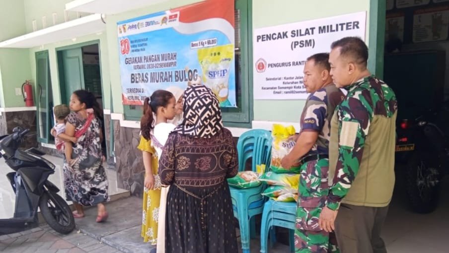 Ringankan Beban Masyarakat, Koramil 0830/02 Semampir Gelar Penjualan Beras Murah untuk Warga