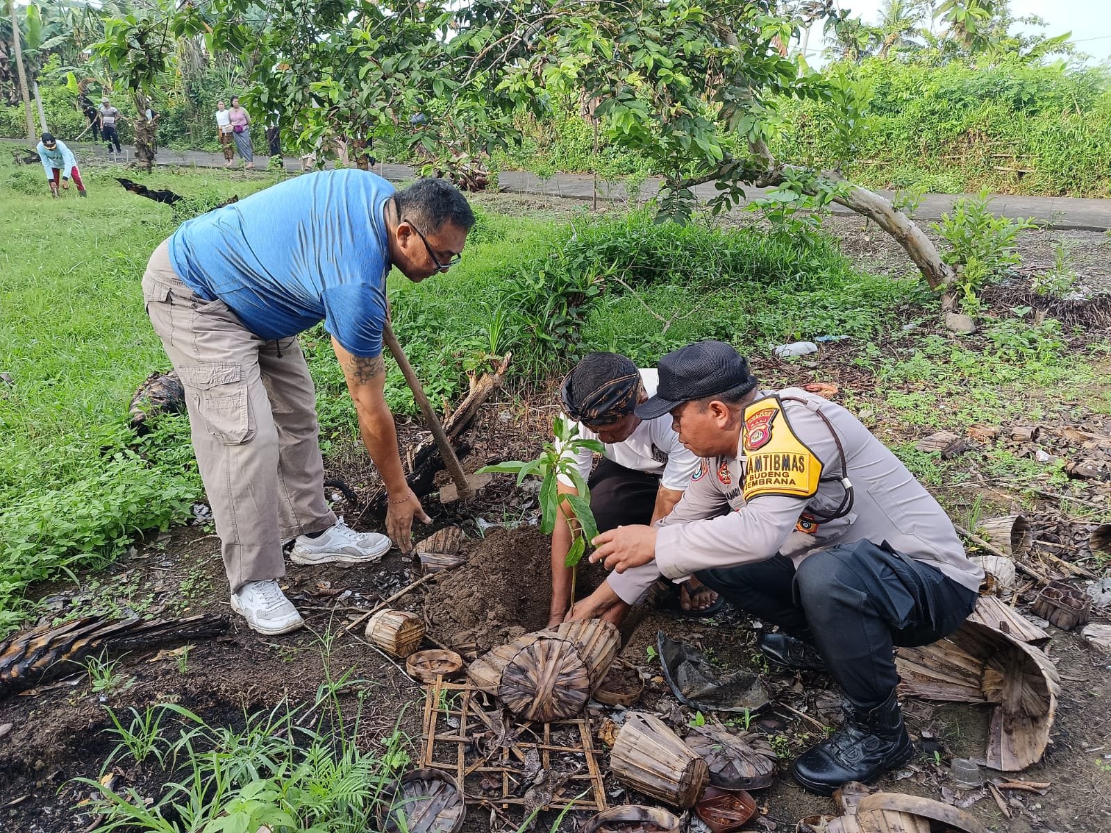 Bhabinkamtibmas di Jembrana Ajak Warga Tanam Pohon Wujudkan Desa Hijau dan Aman
