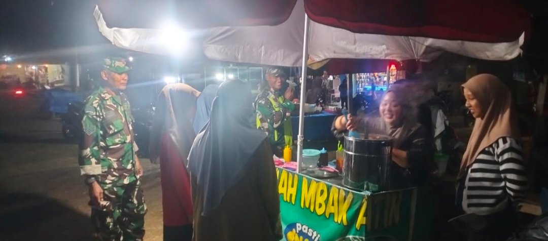 Wujudkan Kamtibmas, Babinsa dan Warga Andoolo Barat Gelar Patroli Malam Bersama