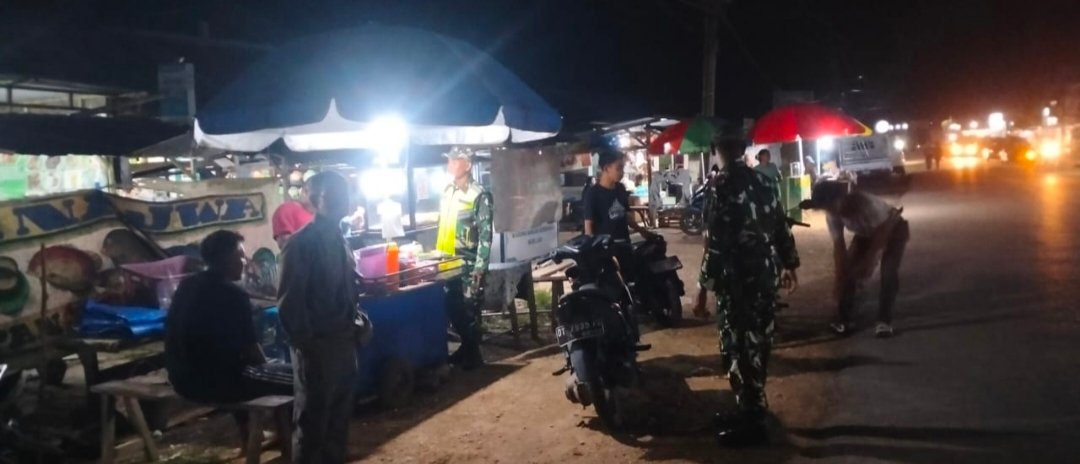 Antisipasi Gangguan Kamtibmas, Babinsa Gelar Patroli Malam Bareng Aparat Desa
