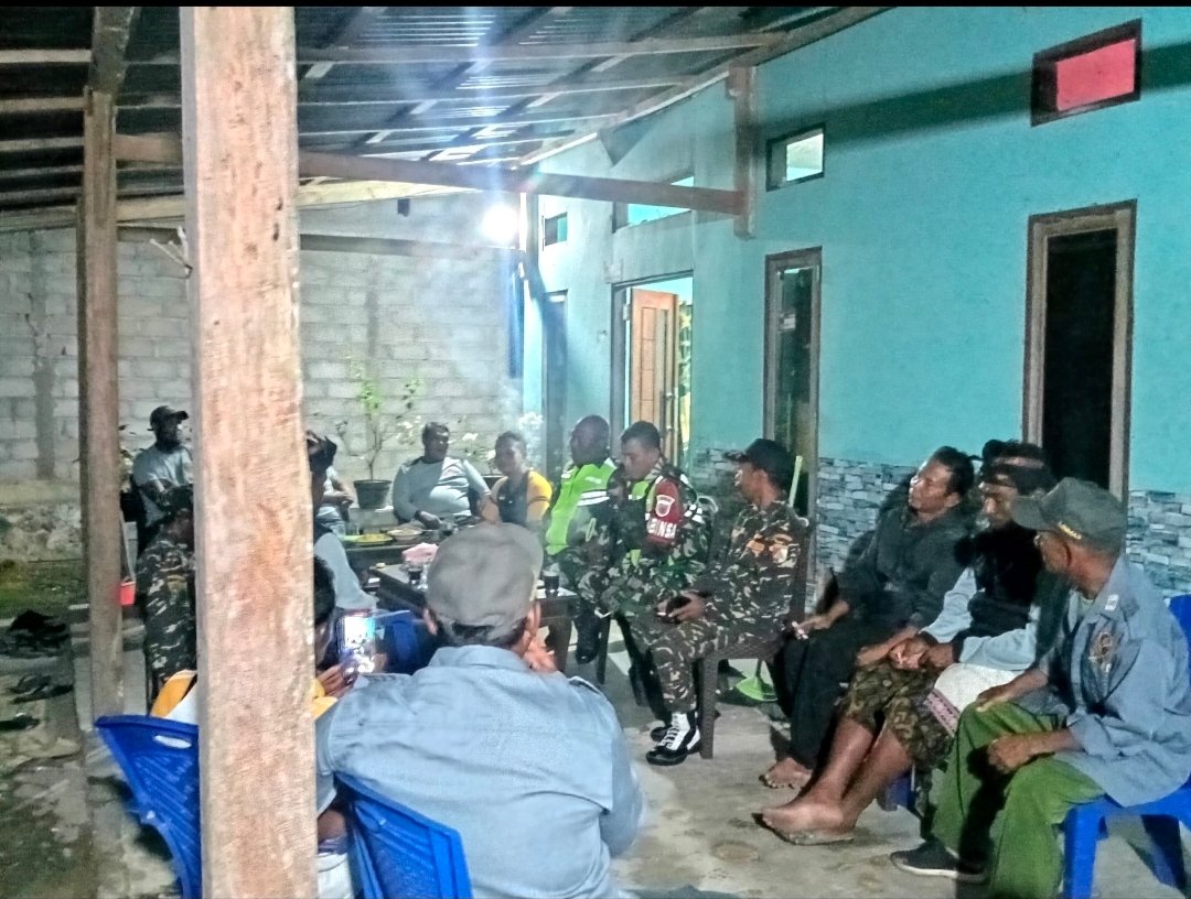 Perkuat Keamanan Lingkungan, Babinsa Gandeng Linmas dan Tokoh Adat Patroli