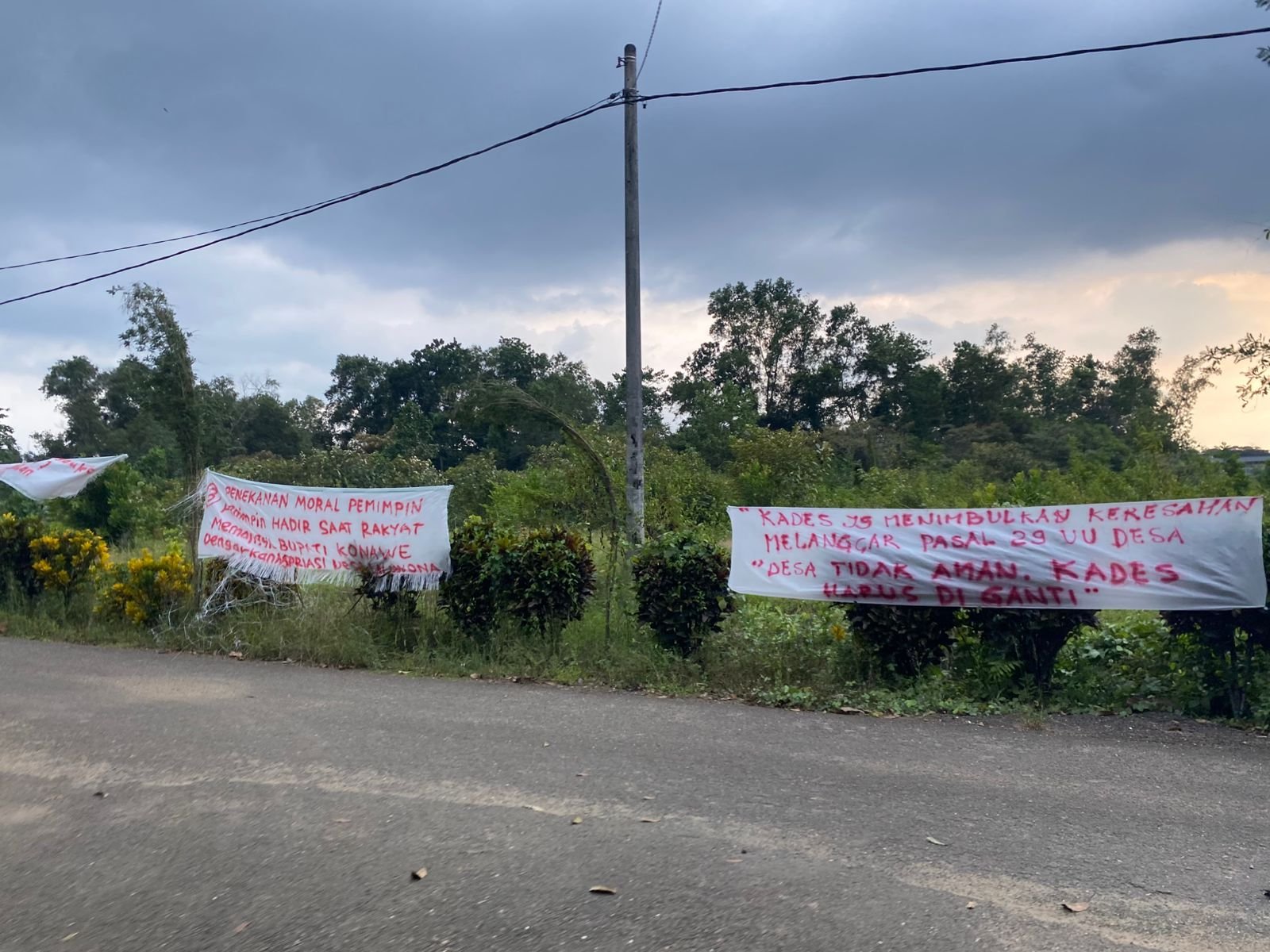 Baleho Desakan Kades Lalonona Mundur Bertebaran, Warga Soroti Transparansi Pengelolaan DD