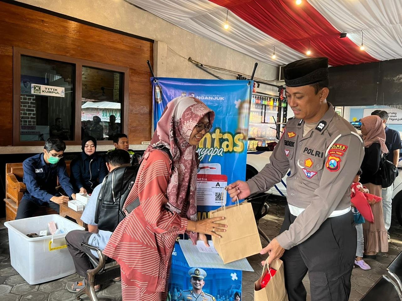 SIM Ramadan Hadir di Pujahito, Satlantas Nganjuk Layani Perpanjangan SIM Sambil Berbagi Takjil