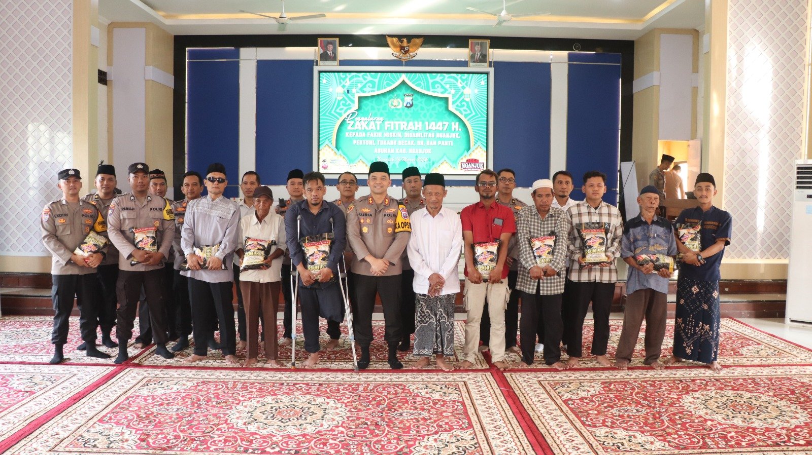 Dari Polisi untuk Warga, Ribuan Zakat Fitra Polres Nganjuk Dikirim ke Pelosok Naik Motor Dinas