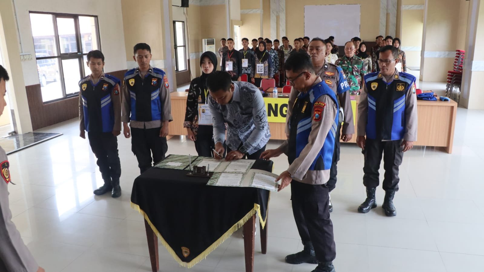 Disaksikan Orang Tua, Pendaftar Calon Anggota Polri 2026 di Nganjuk Ikrar Jujur Tanpa Titipan