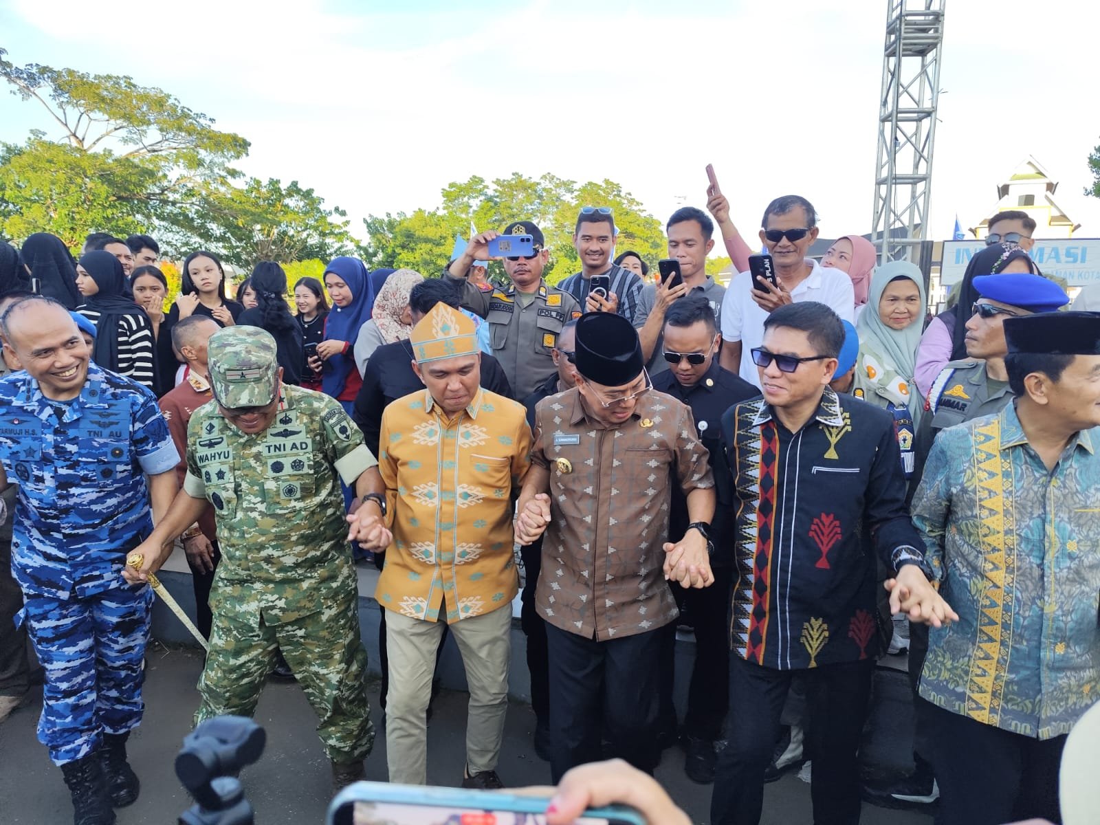 Irham Kalenggo Pimpin Delegasi Konsel Dalam Pawai Budaya Rayakan HUT Sultra ke-62