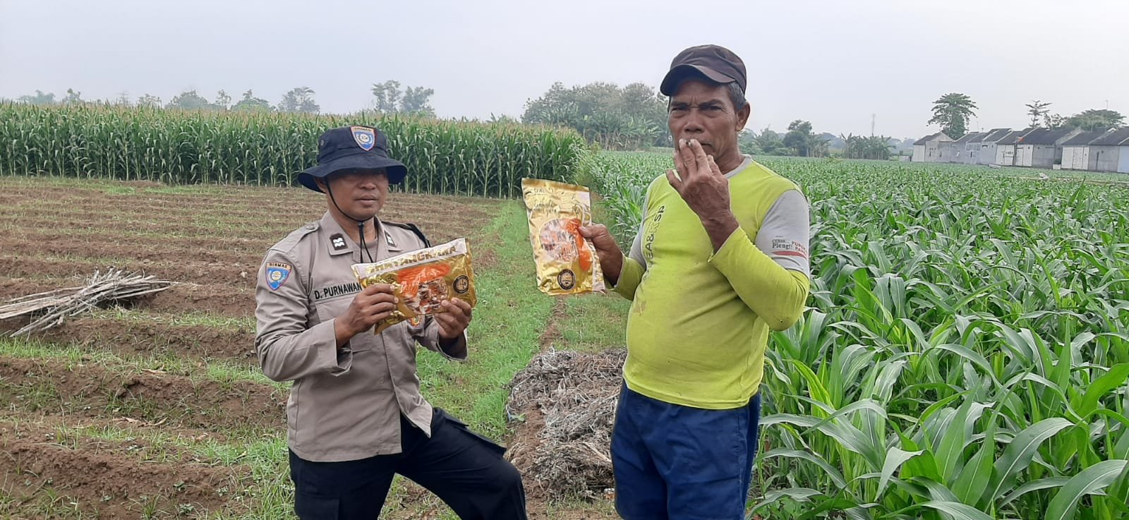 Dukung Swasembada Pangan, Bhabinkamtibmas Polsek Nganjuk Kota Bagikan Benih Jagung Bhayangkara kepada Petani