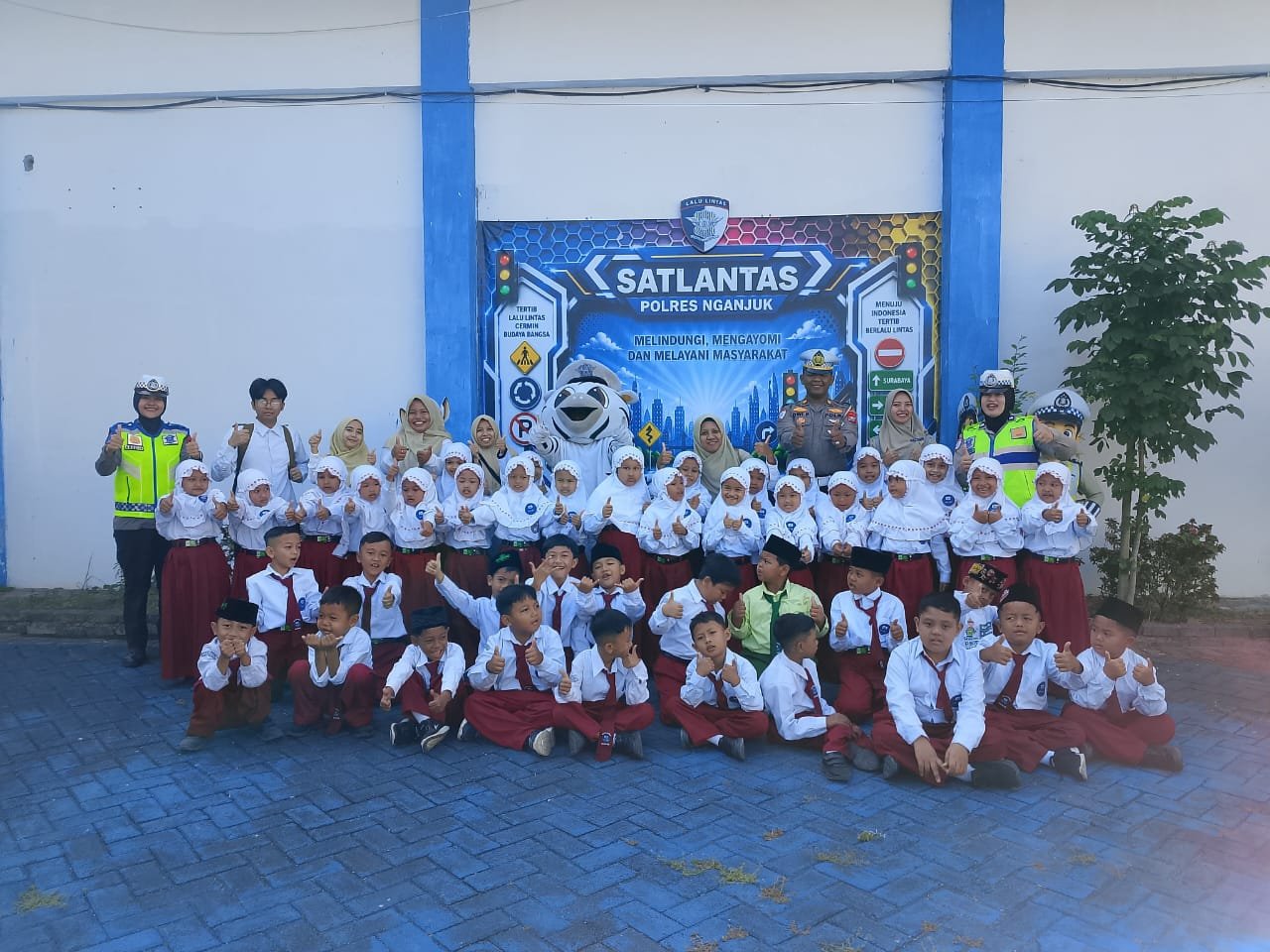 Police Goes To School Dibalik, Murid SDI Salsabila Sambangi Satlantas Nganjuk Belajar Keselamatan Berlalu Lintas